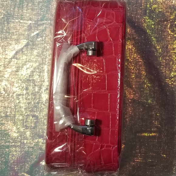 Shimmer & Sparkle Makeup Kit. The items inside the Kit may vary - Picture 3 of 5